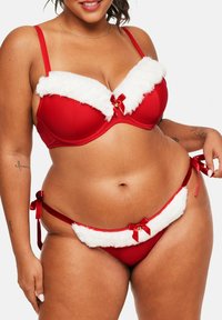 Ensemble de lingerie rouge avec une douce bordure en fausse fourrure blanche, agrémenté de jolis nœuds rouges et de petites clochettes sur le soutien-gorge et le bikini.