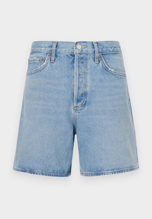 Shorts en denim bleu clair avec une coupe droite, deux poches avant, une fermeture à bouton et à fermeture éclair, et un léger effet usé le long des bords.
