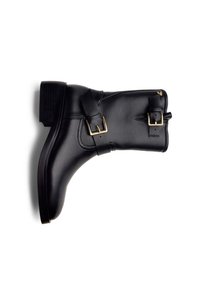 Bota de piel negra hasta el tobillo con puntera redondeada, tacón grueso y correas de doble hebilla. Textura suave y detalles de diseño mínimos.