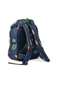 Mochila de tela azul con patrones circulares coloridos, respaldo acolchado, correas de malla y hebillas ajustables. Cuenta con un asa en la parte superior para llevarla.