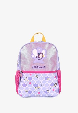 Lila und rosa Kinder-Rucksack mit einem Meerjungfrauen-Schalen-Graphic, "Kleine Meerjungfrau" Text, sternförmigen Reißverschluss-Zügen und Regenbogen-Stern- und Schuppenmustern.