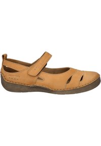 Zapato de cuero marrón claro con diseño recortado y correa de Velcro. Presenta una punta redonda y una suela baja y texturizada para mayor comodidad y estabilidad.