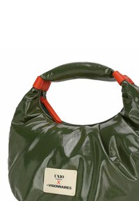 Borsa in vernice verde con forma arrotondata, trama imbottita e manico accentato arancione. Presenta un'etichetta bianca con marchio.