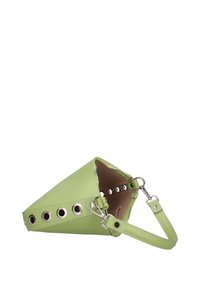 Groene leren handtas met een driehoekige vorm, zilveren hardware en uitsnijdingen met gaten aan de zijkant. Gladde textuur en verstelbare schouderriem.
