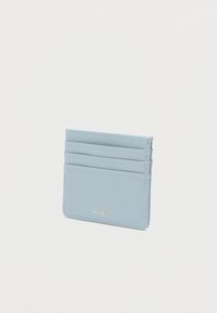 Světlomodrý kožený pouzdro na karty s několika přihrádkami, hladkou texturou a decentním prošitím. Na spodní straně je vyraženo logo značky.
