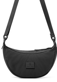 Borsa a tracolla nera in tessuto con forma curva, spallaccio regolabile e dettagli del logo discreti. Caratterizzata da una chiusura superiore con zip e una texture liscia.