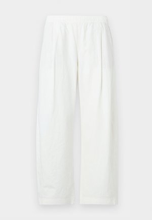 Pantalon blanc à jambes larges avec taille élastique et plis frontaux, conçu pour une coupe décontractée.