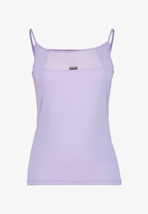 Top de tirantes finos color lila, con tela elástica suave, diseño ajustado y detalle de panel rectangular de malla en la parte delantera. Incluye una etiqueta con el logo.