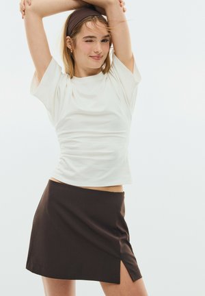 Stradivarius SKORT WITH SIDE SLIT 04799768 - Buksenederdel - brown