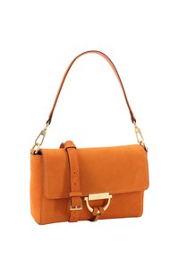 Orangene Wildlederhandtasche mit abnehmbarem Ledergriff, goldfarbenen Metallakzenten und einer vorderen Schnallenverschluss. Rechteckige Form, minimalistisches Design.