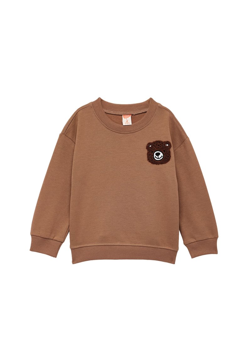 Bruine sweatshirt gemaakt van zacht materiaal, met een berenface patch in donkerbruin op de linkerkant van de borst en ribgebreide manchetten en een halslijn.