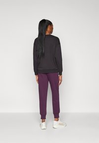 Puma ESS - Treningo apatinė dalis - midnight plum