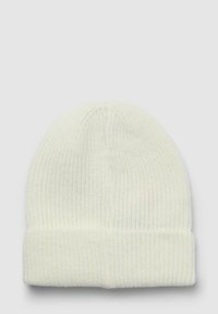 Biała, prążkowana czapka zimowa z podwiniętym mankietem, o miękkiej fakturze i zaokrąglonym wierzchu, idealna na chłodne dni.