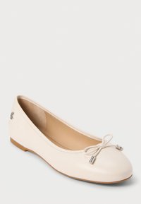 Ballettsko i beige faux skinn med en rund tå, sløyfe aksent og sølvbeslag detaljer på siden. Flat gummisåle.