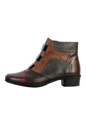 Bottine en cuir marron à bout pointu, présentant un jeu de couleurs en marron foncé, marron clair et bordeaux, avec trois brides décoratives.