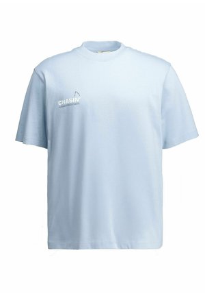 Svijetloplava majica kratkih rukava s okruglim izrezom i malim bijelim logotipom teksta "CHASIN'" na gornjem lijevom dijelu prsa.