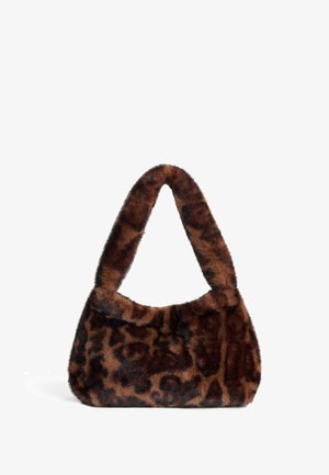 Väska med leopardmönster i mjuk faux päls, med ett brett, rundat handtag och en rymlig, strukturerad kropp i bruna och svarta nyanser.