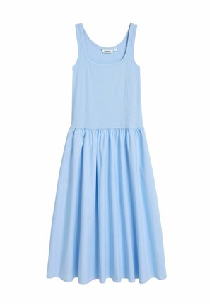 Ljust blå ärmlös klänning med en figurnära bodice och en fläktad, volangkjol. Gjord av ett slätt tyg, har en elastisk midja.