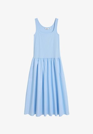 Lyseblå ærmeløs kjole med en tætsiddende liv og en flagrende, flæset nederdel. Lavet af glat stof, med en elastisk talje.