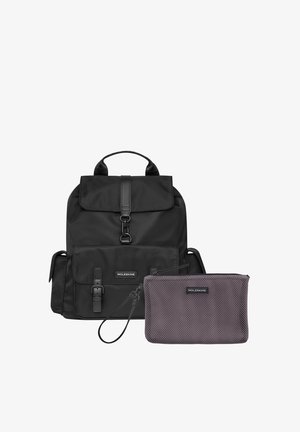 Zaino Moleskine nero con tasca frontale con fibbia e una piccola pochette grigia in rete con cerniera e cinturino da polso, entrambe con loghi Moleskine.