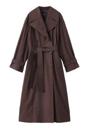Long trench-coat marron à double boutonnage avec larges revers, ceinture à la taille et brides aux poignets des manches longues.
