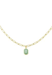 Gouden schakelketting met een groene octagonale hanger met een gefacetteerd oppervlak en een gouden rand.