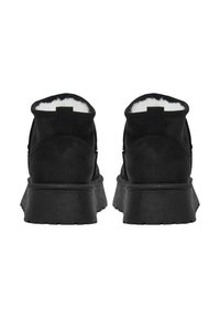 Schwarze Wildleder-Stiefeletten mit strukturiertem Finish, weißem Kunstfellfutter und einer dicken schwarzen Gummisohle. Mit Zugschlaufen auf der Rückseite.