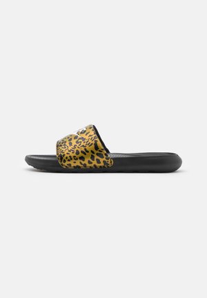 Sort slidesandal med en gul- og sort leopardprint rem over toppen på en ensartet hvid baggrund.