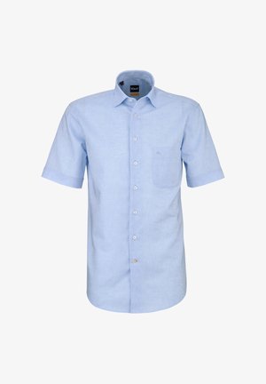 Camicia a maniche corte azzurro chiaro con bottoni, taschino frontale e colletto classico, mostrata su sfondo bianco.