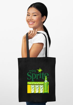 Czarna torba na ramię z zielonym logo "Sprite". Posiada grafikę butelki napoju i trzech szklanek na żółtym tle. Wykonana z trwałego materiału, z dwoma uchwytami.