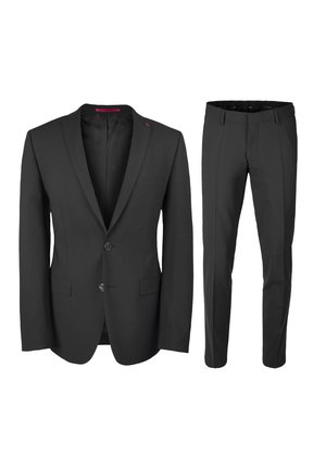 Costume noir avec une veste à simple boutonnage et revers crantés, deux poches, et un pantalon slim assorti. Le tissu est lisse et bien ajusté.
