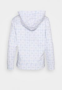 Felpa blu chiaro con un motivo geometrico. Presente un cappuccio con coulisse, maniche lunghe e polsini e orlo a coste. Tessuto morbido.
