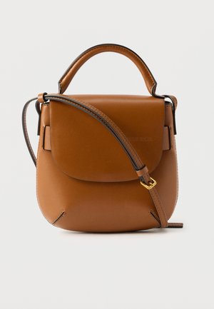 Hnedá kožená kabelka s oblým chlopňou, horným uchom a nastaviteľným ramenným popruhom na jednofarebnom pozadí.