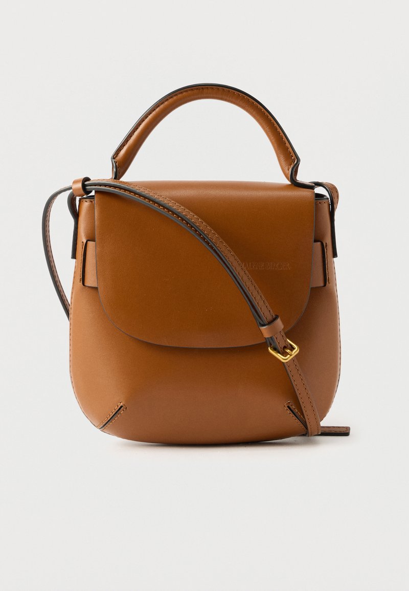 Καφέ δερμάτινη τσάντα χειρός με καμπύλο καπάκι, πάνω λαβή και ρυθμιζόμενο ιμάντα ώμου σε απλό φόντο.