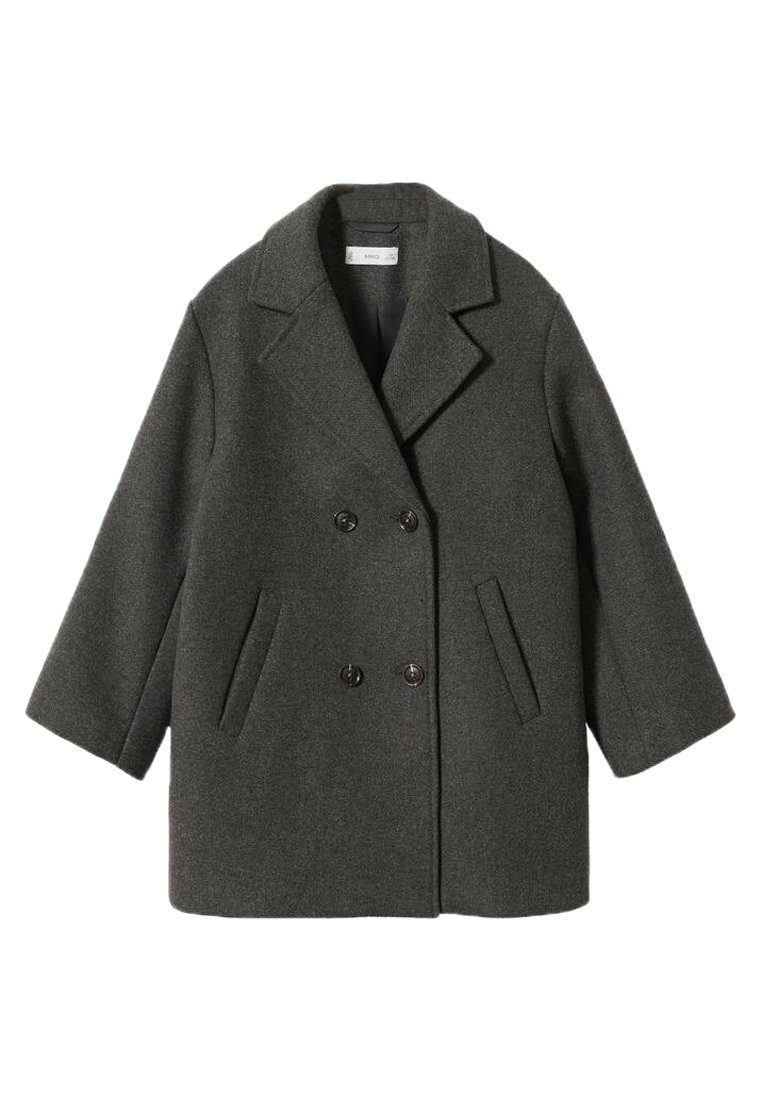 Tmavě šedý kabát z vlněné směsi s dvouřadým zapínáním, vykrojeným límcem, bočními kapsami a mírně přehnanými rukávy.