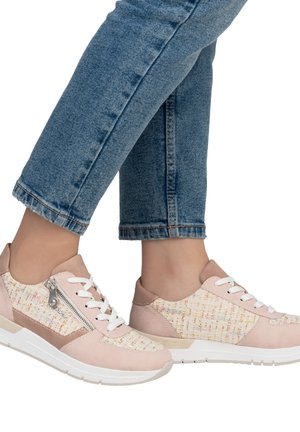 Lichtroze sneakers met een textuurstof bovenwerk, witte veters en een ritsdetail aan de zijkant. Rubberen zool en contrasterende panelen maken het ontwerp compleet.