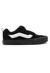 Sneaker in suede nera con striscia laterale bianca, punta arrotondata e suola in gomma testurizzata. Presenta lacci piatti e un tallone rinforzato.