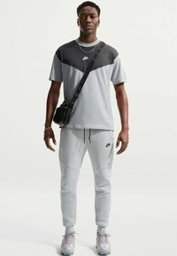 Niet geselecteerd, light smoke grey cool grey volt