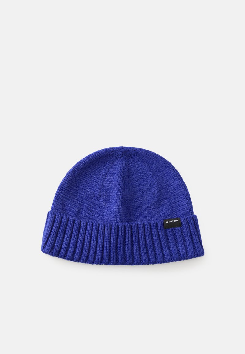 Beanie lavorato a maglia di un blu brillante, con bordo a costine, corpo texturizzato e una piccola etichetta nera sul lato. Materiale morbido e caldo.