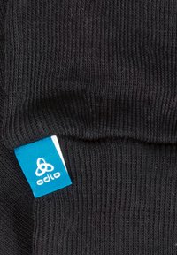 Schwarzer gerippter Stoff mit einem blauen Etikett, das das "Odlo"-Logo zeigt. Die Textur ist strukturiert und gestrickt, mit horizontalen Linien.