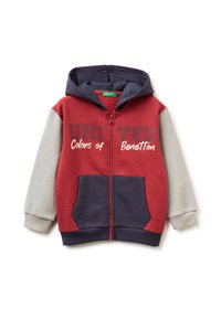 Sudadera con cremallera roja y gris con capucha azul marino, que presenta el texto "UNITED Colors of Benetton" en azul oscuro, y dos bolsillos frontales.