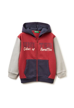 Rood en grijs zip-up hoodie met een marineblauwe capuchon, voorzien van de tekst "UNITED Colors of Benetton" in donkerblauw, en twee voorkruiszakken.