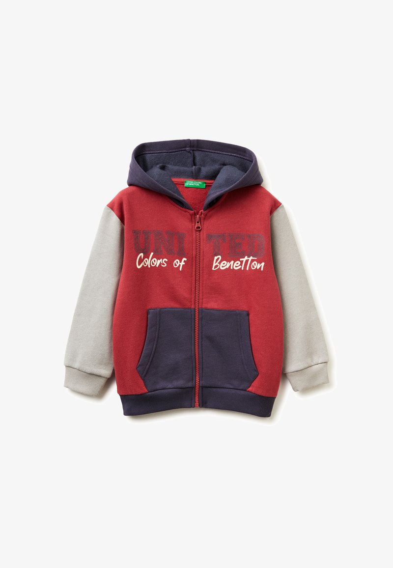 Sudadera con cremallera roja y gris con capucha azul marino, que presenta el texto "UNITED Colors of Benetton" en azul oscuro, y dos bolsillos frontales.
