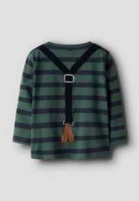 Stripete langermet skjorte i grønn og marineblå. Har falske bukseseler med brune, skinnlignende detaljer. Mykt bomullsstoff.