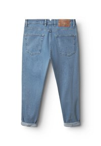 Jasnoniebieskie dżinsy o luźnym kroju, z podwiniętymi nogawkami, dwoma tylnymi kieszeniami oraz brązową skórzaną metką na pasie.