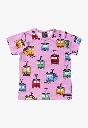 Kinder T-shirt met korte mouwen in het roze, bedrukt met kleurrijke illustraties van trams in rood, geel, blauw en groen, met het label "Villervalla".