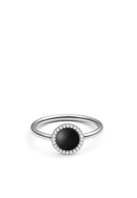 Anello in argento con centro in pietra nera liscia, circondato da gemme trasparenti in una ghiera circolare, con un design di fascia semplice.