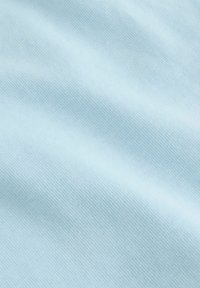 Tessuto azzurro chiaro con una fine trama a costine e pieghe morbide e delicate.