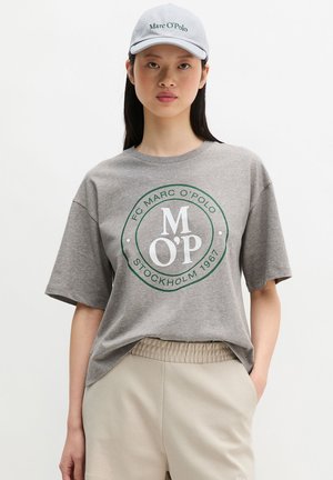 Marc O'Polo MOP CLUB '67   T-SHIRT , OVERSIZED, BACK PRINT - T-shirt imprimé - soft stone melange