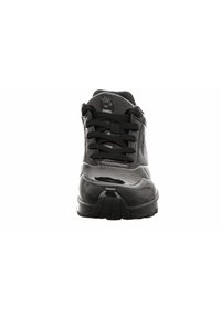 Scarpa sportiva nera con finitura lucida, dotata di pannelli in mesh, colletto imbottito e suola testurizzata. I lacci sono neri, mantenendo un design uniforme.